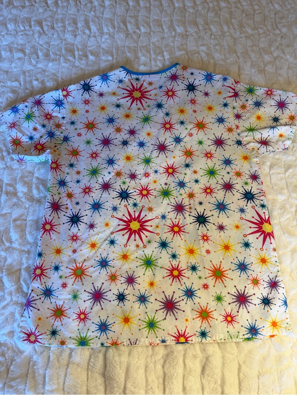 White & Blue Scrub Set With Multicolor Starburst Pattern - Picture 5 of 12